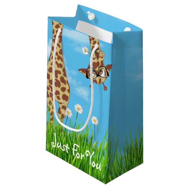 Giraffe mit Brille im Gras Kleine Geschenktüte (Vorderseite Schrägansicht)
