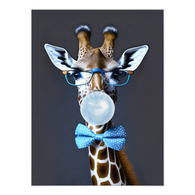 Giraffe mit Brille, Krawatte mit Bugs, blauer Kaug Fotodruck (Vorne)