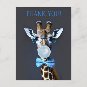 Giraffe mit Brille, Krawatte mit Bugs, blauer Kaug Postkarte