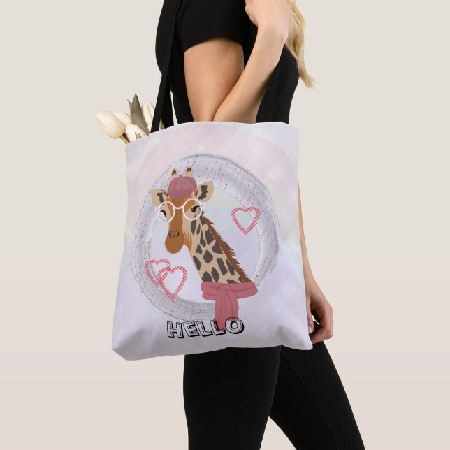 Giraffe mit Brille und roter Bettdecke (Von Nahem)