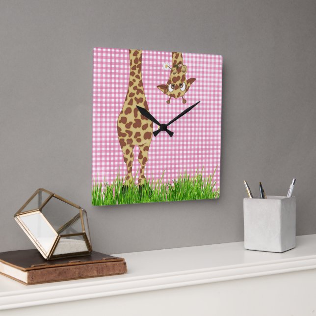 Giraffe mit Daisy auf Pink Gingham Quadratische Wanduhr (Büro)