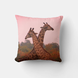 Giraffe mit rosa Himmel und Mopanobäume Kissen