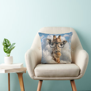 Giraffe mit schwarzer Brille in der Wolke Kissen