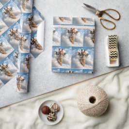 Giraffe mit schwarzer Brille in Wolken Geschenkpapier