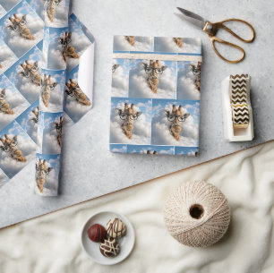 Giraffe mit schwarzer Brille in Wolken Geschenkpapier
