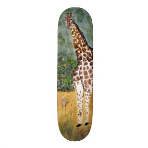 Giraffe nach Skateboard schauend