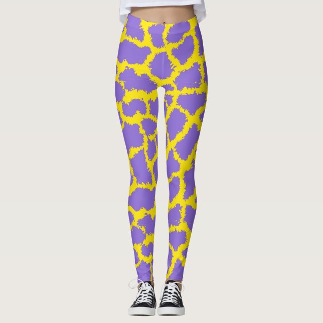 Giraffe Print Leggings mit Lila Hintergrund (Vorderseite)