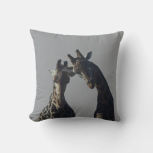 Giraffe sieht dich an kissen