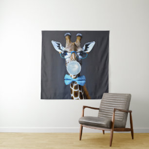 Giraffe trägt Brille, Fliege pustet blaue Kaugummi Wandteppich