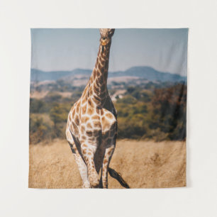 GIRAFFE UMGEBEN VON BRAUNEM GRAS WANDTEPPICH