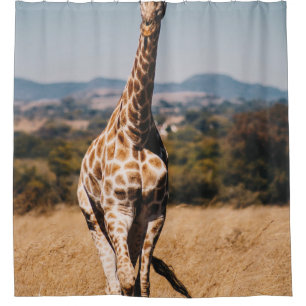 GIRAFFE UMGEBEN VON BROWN GRASS DUSCHVORHANG