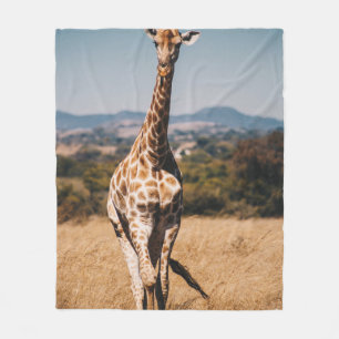 GIRAFFE UMGEBEN VON BROWN GRASS FLEECEDECKE