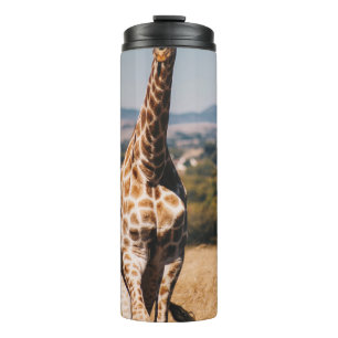 GIRAFFE UMGEBEN VON BROWN GRASS THERMOSBECHER