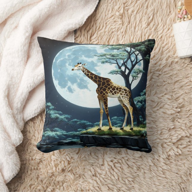 Giraffe unter Vollmond durch ruhiges Wasser Kissen (Decke)