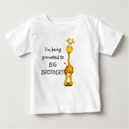 Giraffe zum Big Brother Säugling Tshirt befördert