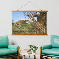 Giraffen auf dem Feld durch ein Baumposter