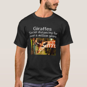 Giraffen soziale Distanz sechs Meter weit weg T-Shirt