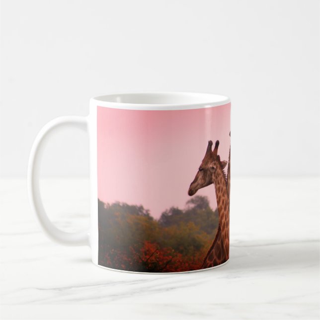 Giraffen, stehend in Mopanobäumen mit rosa Himmel Kaffeetasse (Links)