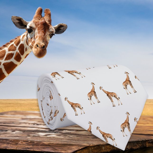 Giraffen Wildtier-Muster Hellgrau Krawatte (A pale silver-gray tie with whimsical pattern of giraffes)