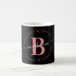 Girendy Pink Black Name Monogram Script Kaffeetasse<br><div class="desc">Girly, elegant, trendy, modern, rosa und schwarz weiß Anfangsname Skript personalisierte mit Monogramm Tasse. Mit einem Monogramm-Initial- und einem gürtelhaften Namensskript in einem handgeschriebenen Kalligraphie-Schwanz-Schriftart und einem gepunkteten Kreisrahmen um Ihr Monogramm. Perfektes weibliches Geschenk für Mädchen, Schwester, Mutter, Geburtstag, Brautparty, Hochzeit, süße 16 Geburtstagsparty und Babydusche, Make-up Künstler, Schönheitssalon Besitzer,...</div>