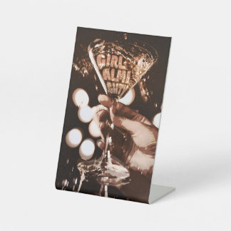 Girl Almighty Sockelschild