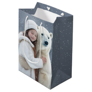 Girl and Polar Bear Hug Mittlere Geschenktüte