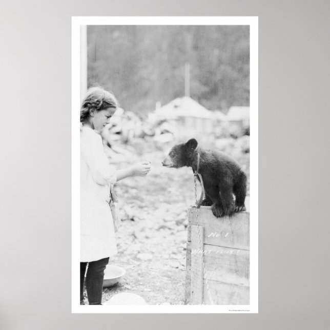Girl & Bear Seward, Alaska 1912 Poster (Vorne)