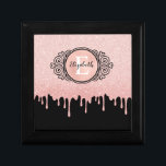 Girl Black Rose Gold Glitzer Tropfen Monogram Erinnerungskiste<br><div class="desc">Ein gürtelschwarz und Rose goldener Glitzer Tropfen Pad Cover mit einer eleganten Scroll Monogramm Geschenkboxen. Personalisieren Sie es für ein Geschenk! Entworfen für Sie von BlackBerry Boulevard.</div>