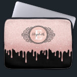 Girl Black Rose Gold Glitzer Tropfen Monogram Laptopschutzhülle<br><div class="desc">Ein mädchenhaft schwarzer und Rose vergoldeter Glitzer Tropfen Laptop-Ärmel mit einem eleganten Scrollmonogramm. Personalisieren Sie es für sich selbst oder für ein Geschenk! Entworfen für Sie von BlackBerry Boulevard.</div>
