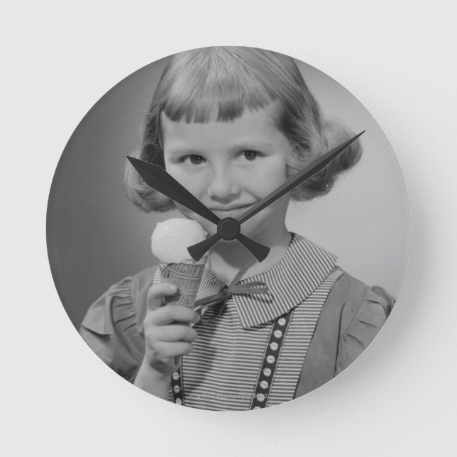 Girl Eating Ice Creme Runde Wanduhr (Vorderseite)