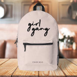 Girl Gang | Girl Power Moderner Feminismus Rosa Ro Bedruckter Rucksack<br><div class="desc">Einfache,  stilvolle "Girl-Gang"-Zitat-Design in moderner minimalistischer Schrift-Typografie in Off-Black auf einem Baby-Rosa Hintergrund zu feiern Frauen und Mädchen Power! Perfekt vielseitig für den Alltag,  einen Junggeselinnen-Abschied oder eine niedliche Kombi für Mutter und Töchter,  Schwestern und Freunde!</div>
