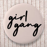 Girl Gang | Girl Power Moderner Feminismus Rosa Ro Button<br><div class="desc">Einfaches,  stilvolles "Girl-Gang"-Zitat-Abzeichen in moderner minimalistischer Schrift-Typografie in schwarz mit duskygem rosa Hintergrund zum Feiern von Powern und Frauen! Perfekt vielseitig für den Alltag,  einen Junggeselinnen-Abschied oder eine niedliche Kombi für Mutter und Töchter,  Schwestern und Freunde!</div>
