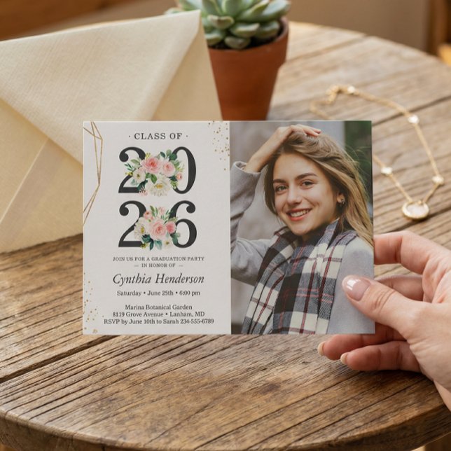 Girl Graduate Foto Blush Pink Floral Abschluss Einladung (Von Creator hochgeladen)