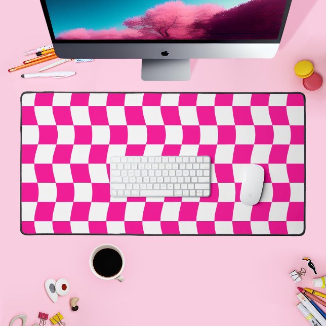 Girl Hot Pink White Wavy Karton Muster Schreibtischunterlage (Hot pink and white checkboard desk mat on a pink desk)