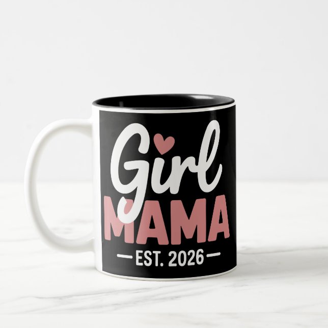 Girl Mama Est 2026 Pregnancy Reveal New Mom to Be  Zweifarbige Tasse (Links)
