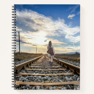 Girl mit Gitarre auf Bahnschienen Notizbuch