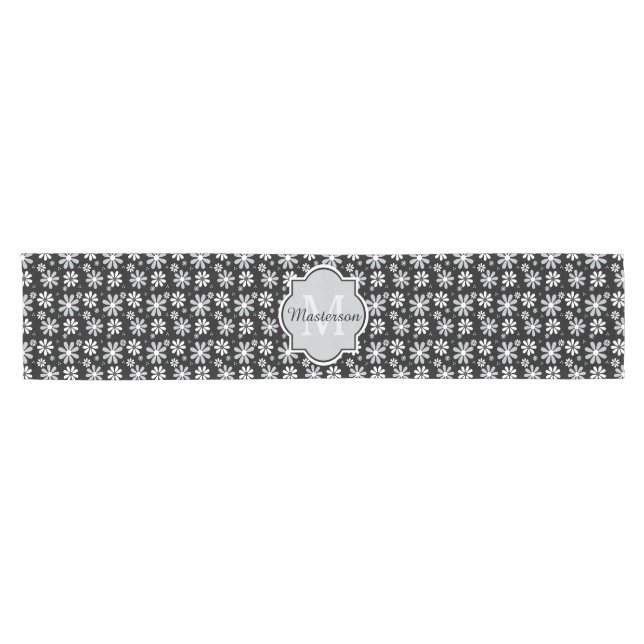 Girl Monogram Schwarz-weiße Daisy-Blume mit Namen Kurzer Tischläufer (Horizontal)