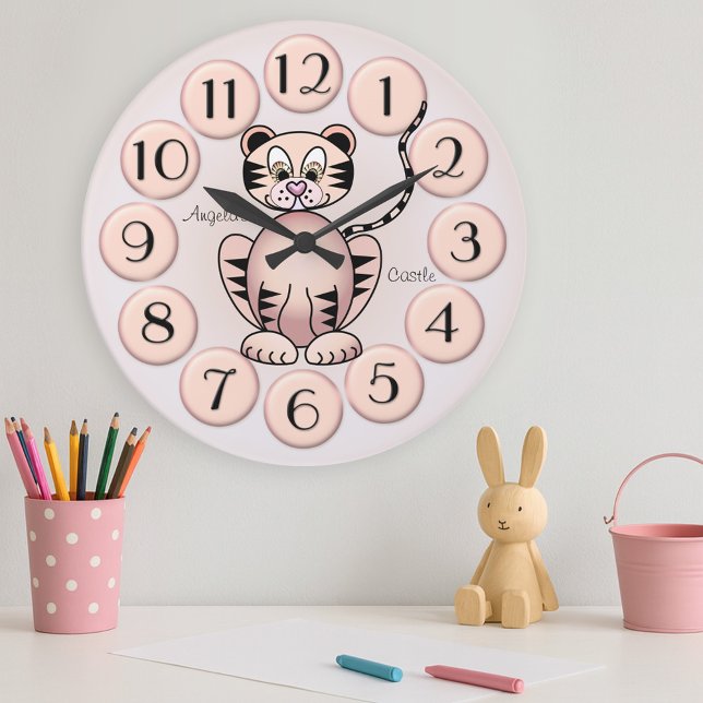 Girl Niedlich Tiger Pink Princess Wall Clock Große Wanduhr (Lovely wall clock for a girls room or nursery featuring a cute big cat tiger image in girly pink)