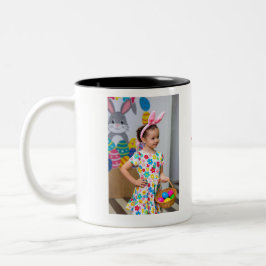 Girl Photo Hunting Eggs with Basket and Rabbit Ear Zweifarbige Tasse