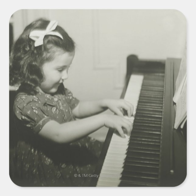 Girl Playing Piano Quadratischer Aufkleber (Vorderseite)