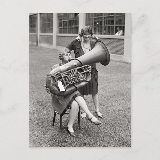Girl Playing Tuba, 1928 Postkarte (Vorderseite)