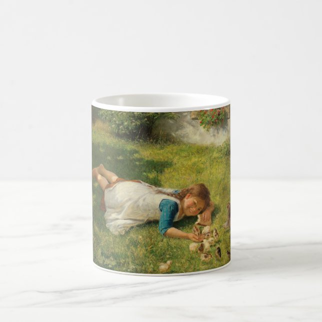 Girl Playing with Chicks (Hen und Huhn) Kaffeetasse (Mittel)