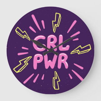 Girl Power feministischer Slogan, violetter Hinter Große Wanduhr