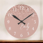 Girl Rose Gold Blush Pink Glitzer Monogram Große Wanduhr<br><div class="desc">Girly Rose Gold Blush Pink Sparkle Glitzer Pinsel Script Monogram Name Clock. Das macht den perfekten 16 Geburtstag,  Hochzeit,  Brautparty,  Jubiläum,  Babydusche oder Junggeselinnen-Abschied Geschenk für jemanden,  der Lieben glamourösen Luxus und schicke Stile.</div>