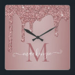 Girl Rose Gold Sparkle Glitzer Tropfen Monogram Quadratische Wanduhr<br><div class="desc">Girly Rose Gold Sparkle Glitzer Tropfen Monogram Wall Clock für Ihr Baby Zimmer mit Mode Imitate rot Rosa/Rose Gold Glitzer Tropfen auf einem schicken Hintergrund mit Ihrem eigenen Monogramm und Namen. Dieses niedliche Design ist leicht für Ihr Baby- oder Kleinkind-Schlafzimmer zu gestalten. Bitte kontaktieren Sie uns unter cedarandstring@gmail.com , wenn...</div>