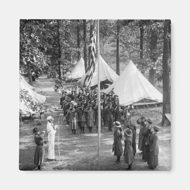 Girl Scout Flag-Raising: 1919 Magnet (Vorne)