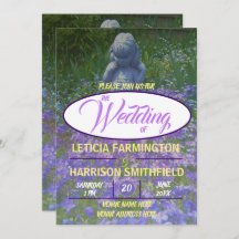 Girl Statue mit blauer violetter Phlox vergiss-me-