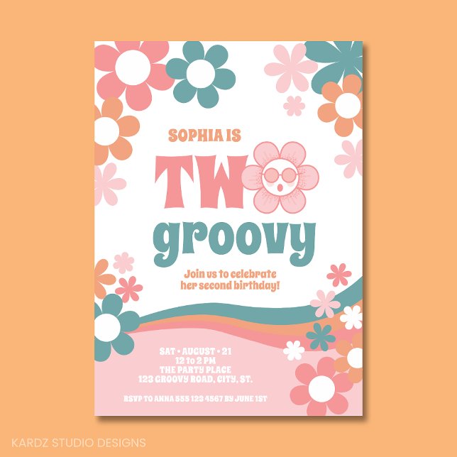 Girl Two Groovy 2. Geburtstag Einladung (Two Groovy party invitation. Cool Daisy and retro daisies for a girl birthday invitation.)