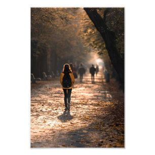 Girl Walking auf einer Straße im Park Fotodruck