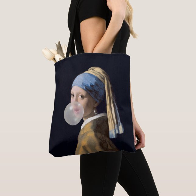 Girl with pearl earring blowing a bubble gum (Von Nahem)